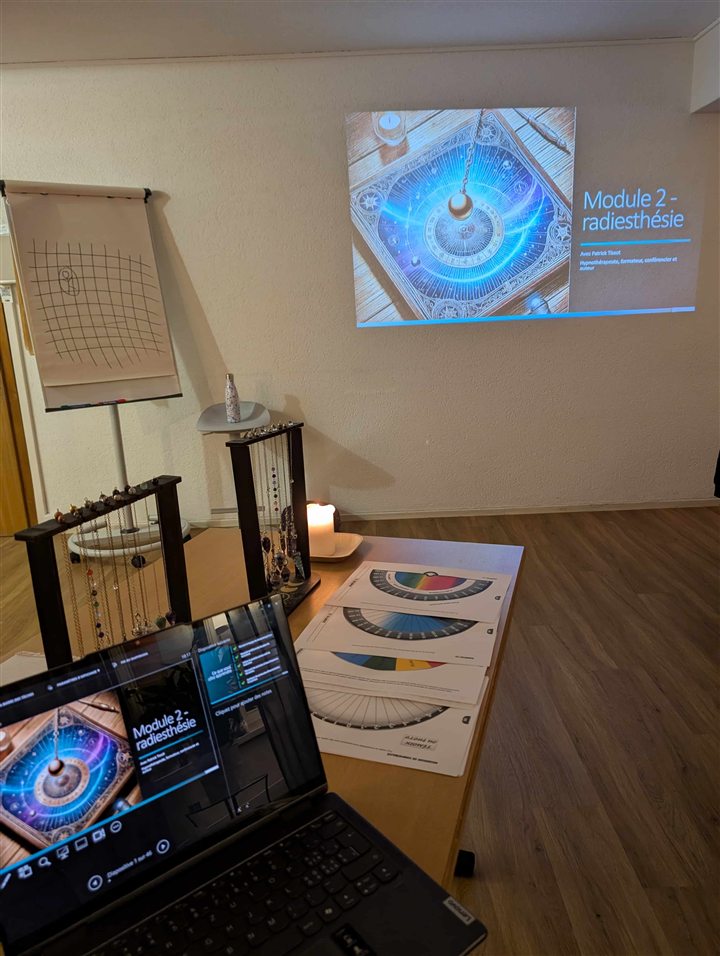 Support de formation en radiesthésie avec pendules et matériel de pratique